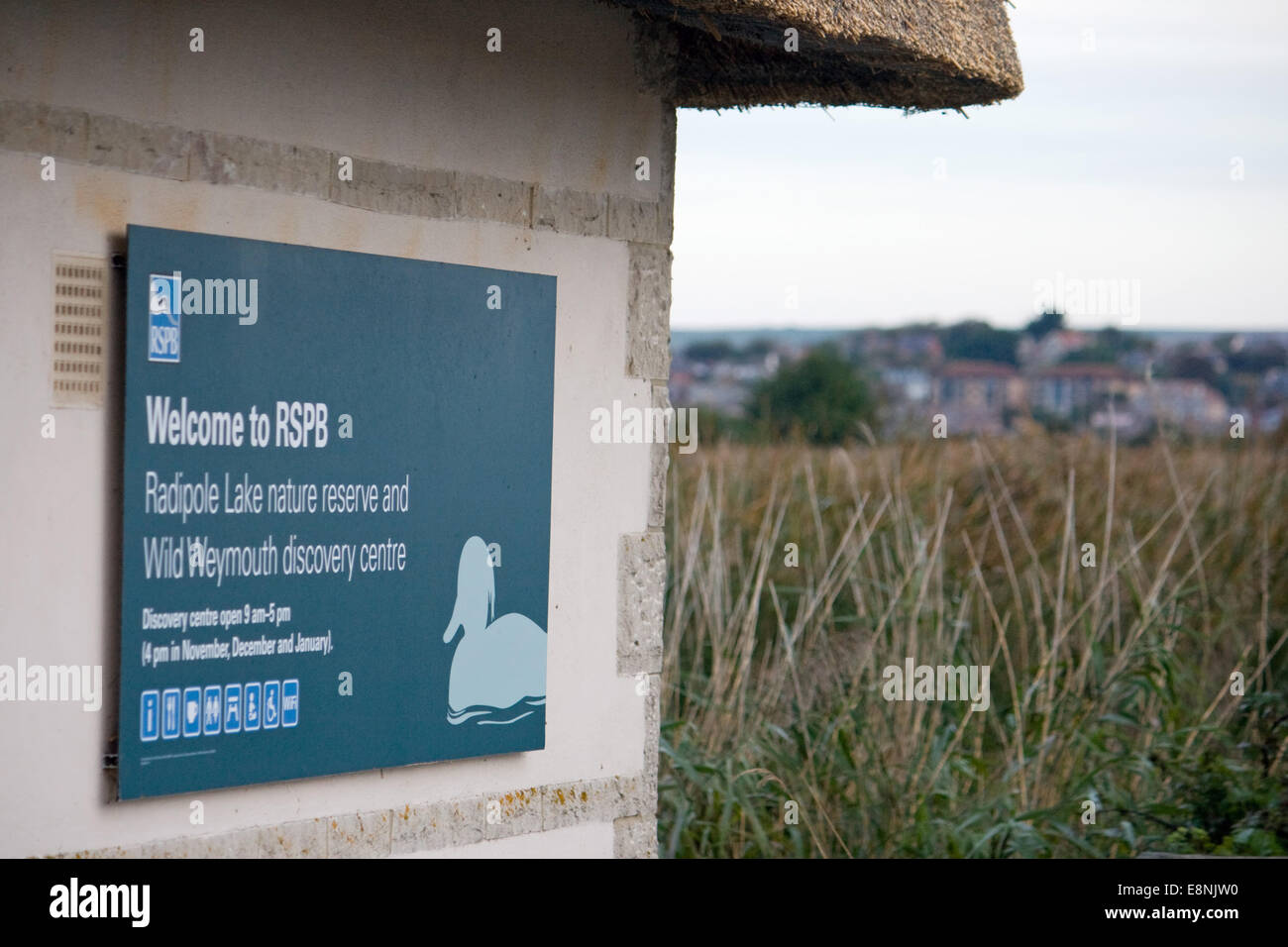 R.S.P.B. Zeichen auf der Außenseite des ihre Besucherzentrum am Radipole See, Weymouth, Dorset, Großbritannien Stockfoto