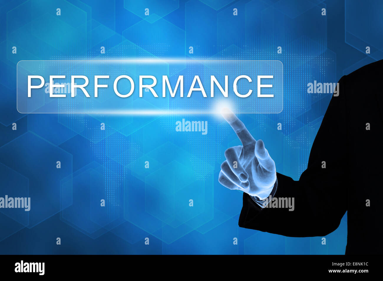 Unternehmen der Hand berühren Leistung-Taste auf eine Touchscreen-Oberfläche Stockfoto