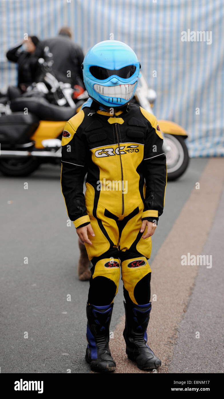 Brighton, Sussex, UK. 12. Oktober 2014. Eine junge Biker verbindet Tausende Biker kommen auf Brighton Seafront diesjährigen Brightona Ereignis, das Geld für die Sussex Herz Liebe die jährliche Veranstaltung wirft lockt Biker aus dem ganzen Land und aus dem Ausland und wirft Tausende von Pfund für wohltätige Zwecke jährlich Credit: Simon Dack/Alamy Live News Stockfoto