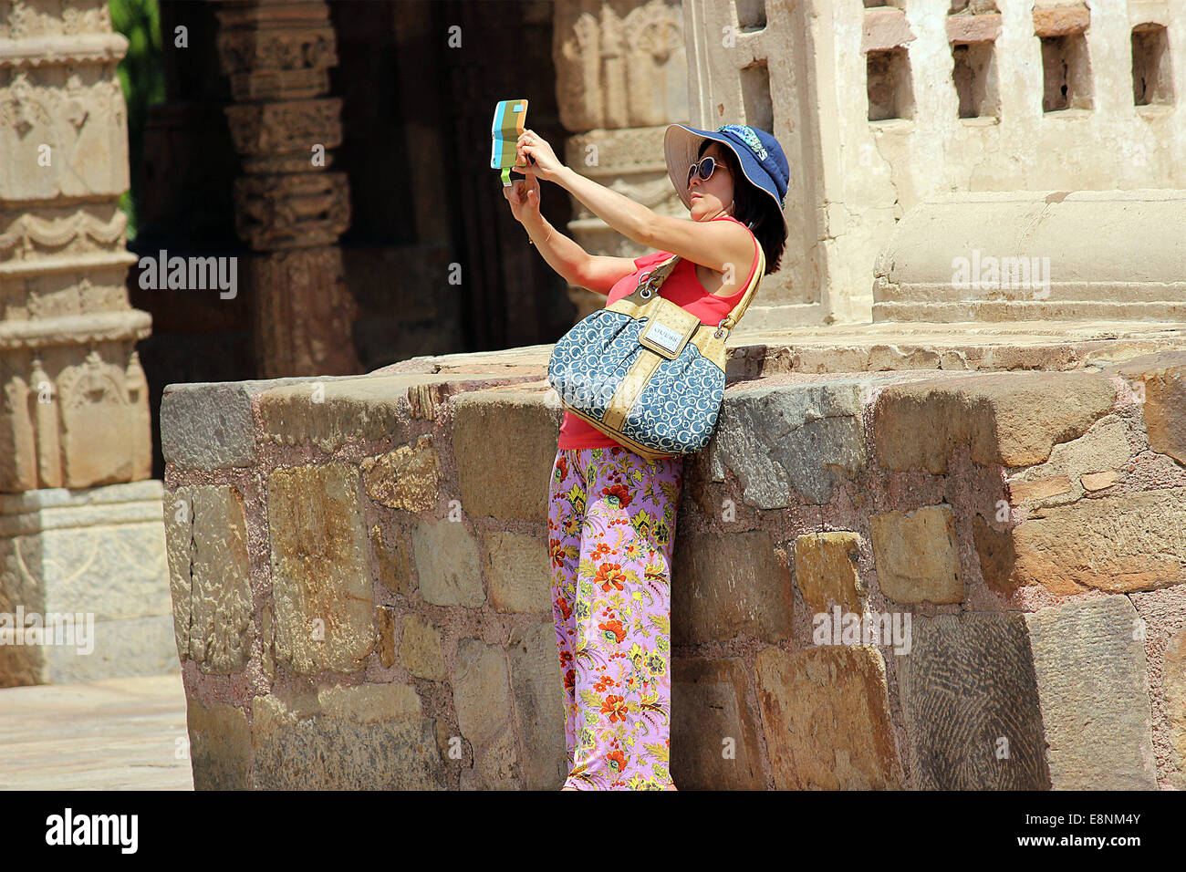 Lady, weiblich, Schatten, Sonnenbrillen, Ledertasche, Ausländer, Tourist, Neu-Delhi, modern, gut angezogen, besplacled, Lady, weiblich, Schatten, Sonnenbrillen, Ledertasche, für Stockfoto