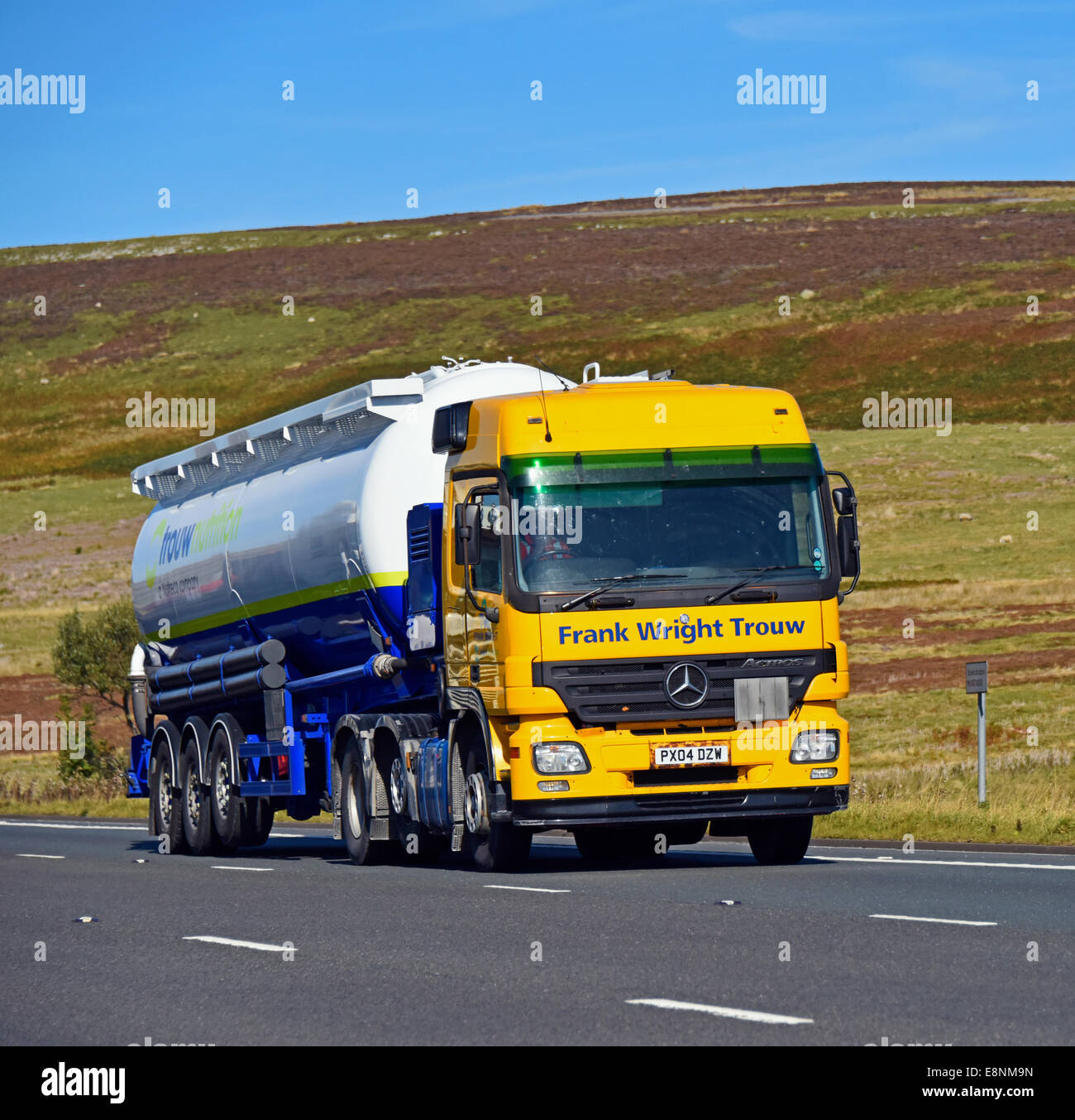 Frank Wright Trouw Tanker. Autobahn M6, Richtung Süden. Shap, Cumbria, England, Vereinigtes Königreich, Europa. Stockfoto