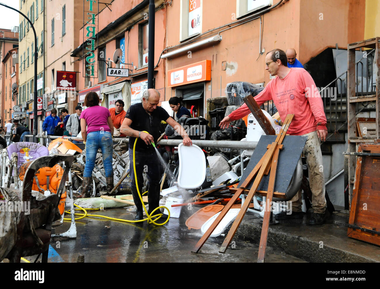 Genua, Italien. 11. Oktober 2014. Folgen der Überschwemmungen. Mindestens eine Person starb, als Sturzfluten durch die nordwestlichen italienischen Stadt Genua fegte. Schaufenster wurden eingeschlagen, Autos gewaschen beiseite und viele Straßen Knie tief im schlammigen Wasser gelassen wurden. Bildnachweis: Massimo Piacentino/Alamy Live-Nachrichten Stockfoto