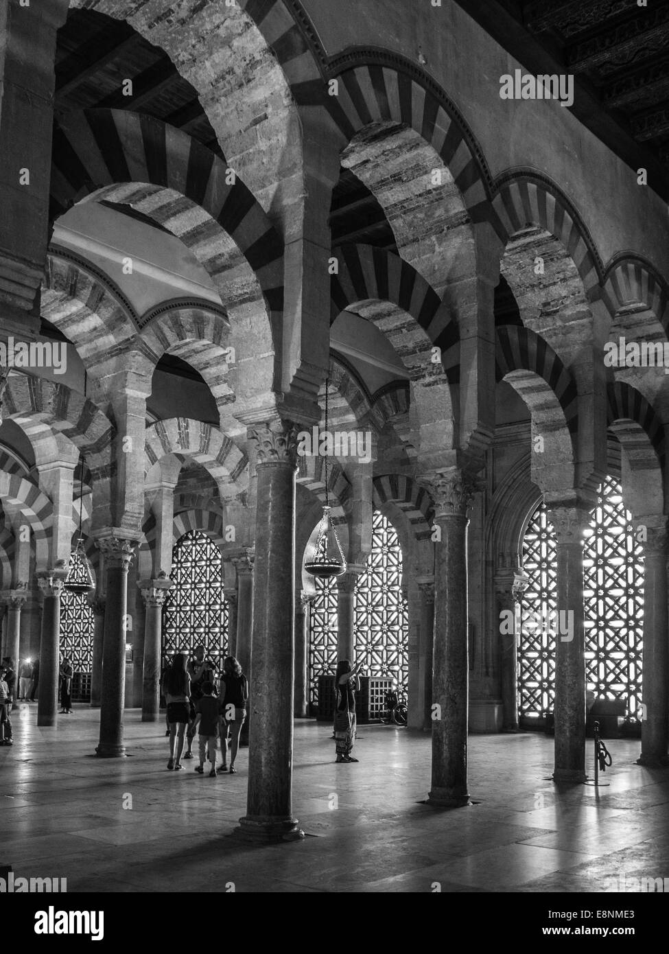 Cordoba Mezquita-Catedral Bögen in schwarz und weiß Stockfoto