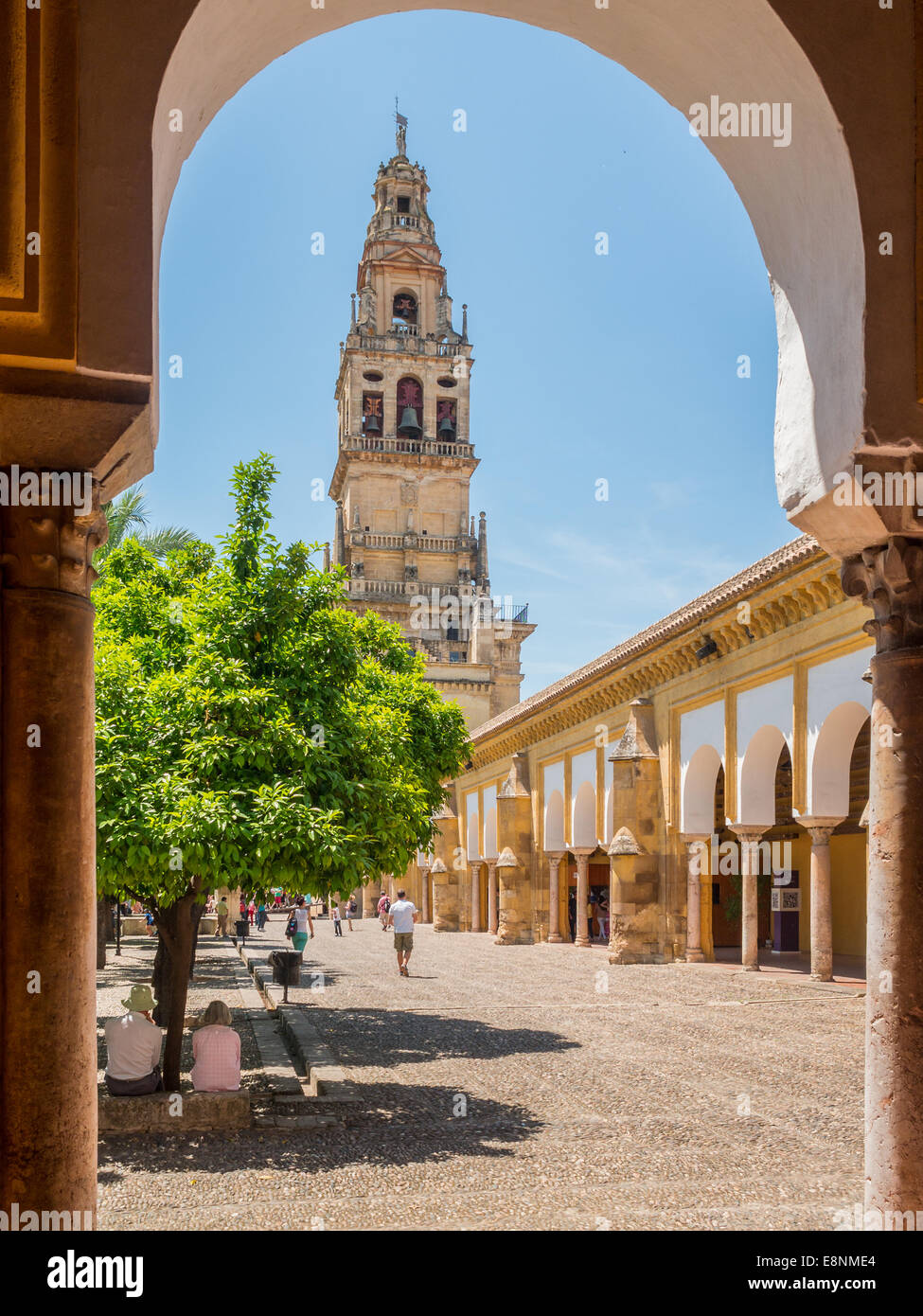 Patio de los Naranjos und Glockenturm von Mezquita-Catedral Stockfoto