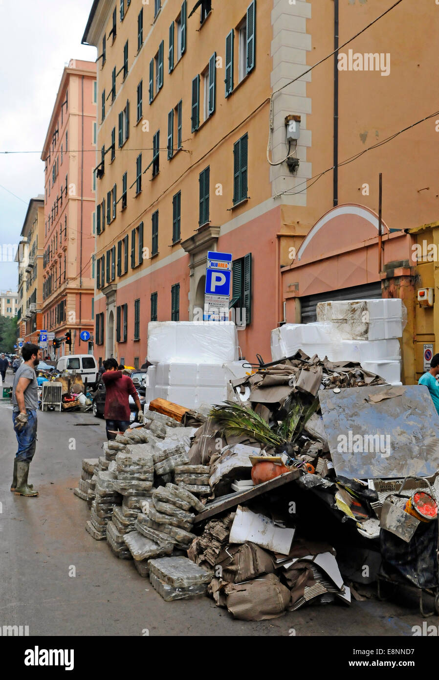 Genua, Italien. 11. Oktober 2014. Folgen der Überschwemmungen. Mindestens eine Person starb, als Sturzfluten durch die nordwestlichen italienischen Stadt Genua fegte. Schaufenster wurden eingeschlagen, Autos gewaschen beiseite und viele Straßen Knie tief im schlammigen Wasser gelassen wurden. © Massimo Piacentino/Alamy Live-Nachrichten Stockfoto