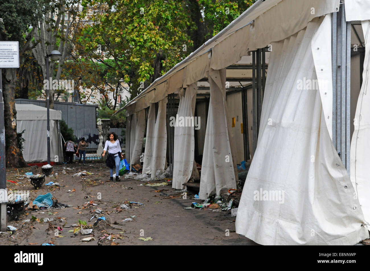 Genua, Italien. 11. Oktober 2014. Folgen der Überschwemmungen. Mindestens eine Person starb, als Sturzfluten durch die nordwestlichen italienischen Stadt Genua fegte. Schaufenster wurden eingeschlagen, Autos gewaschen beiseite und viele Straßen Knie tief im schlammigen Wasser gelassen wurden. Bildnachweis: Massimo Piacentino/Alamy Live-Nachrichten Stockfoto