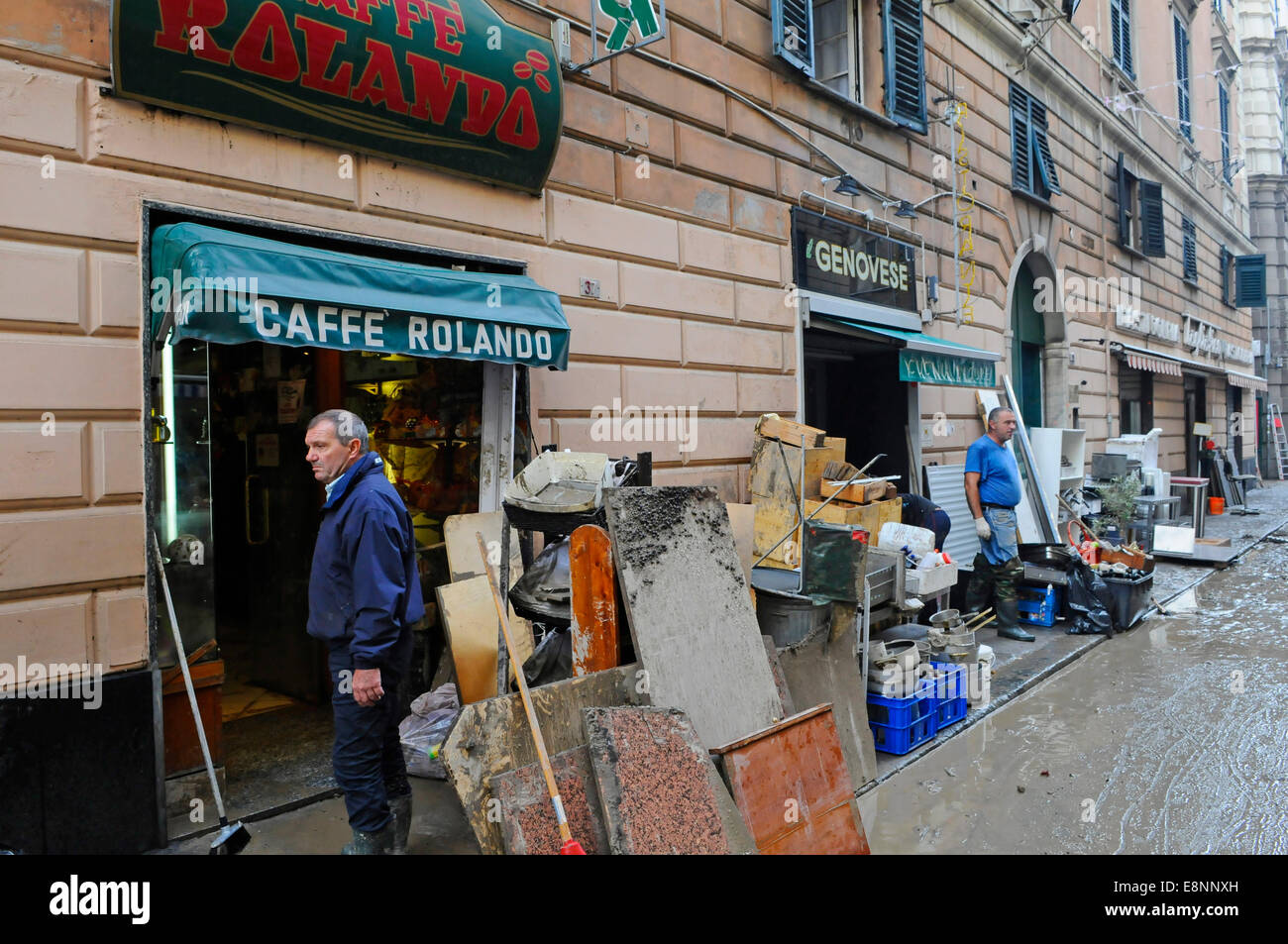 Genua, Italien. 11. Oktober 2014. Folgen der Überschwemmungen. Mindestens eine Person starb, als Sturzfluten durch die nordwestlichen italienischen Stadt Genua fegte. Schaufenster wurden eingeschlagen, Autos gewaschen beiseite und viele Straßen Knie tief im schlammigen Wasser gelassen wurden. Bildnachweis: Massimo Piacentino/Alamy Live-Nachrichten Stockfoto