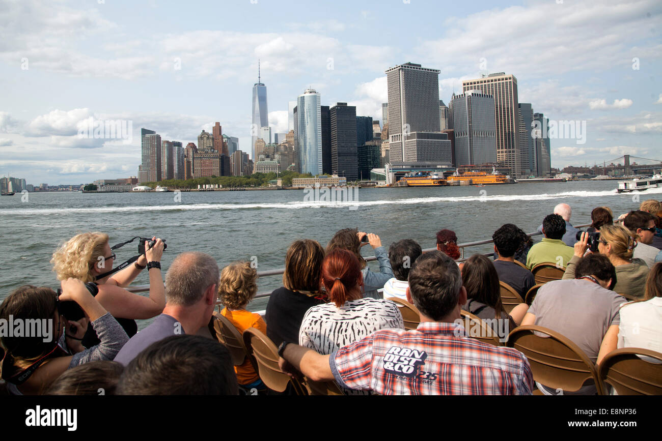 Touristen, die Besichtigung Boot fahren Skyline von New York Stockfoto