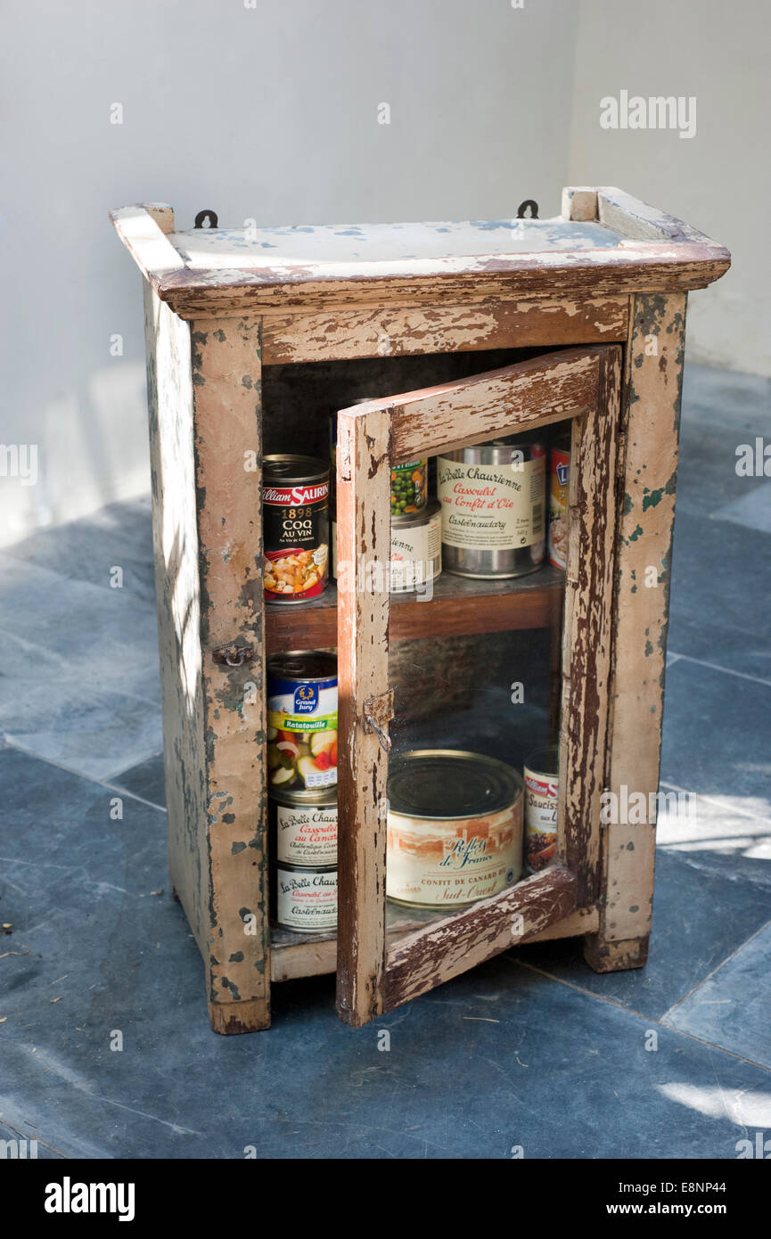 Tinned food cupboard -Fotos und -Bildmaterial in hoher Auflösung – Alamy