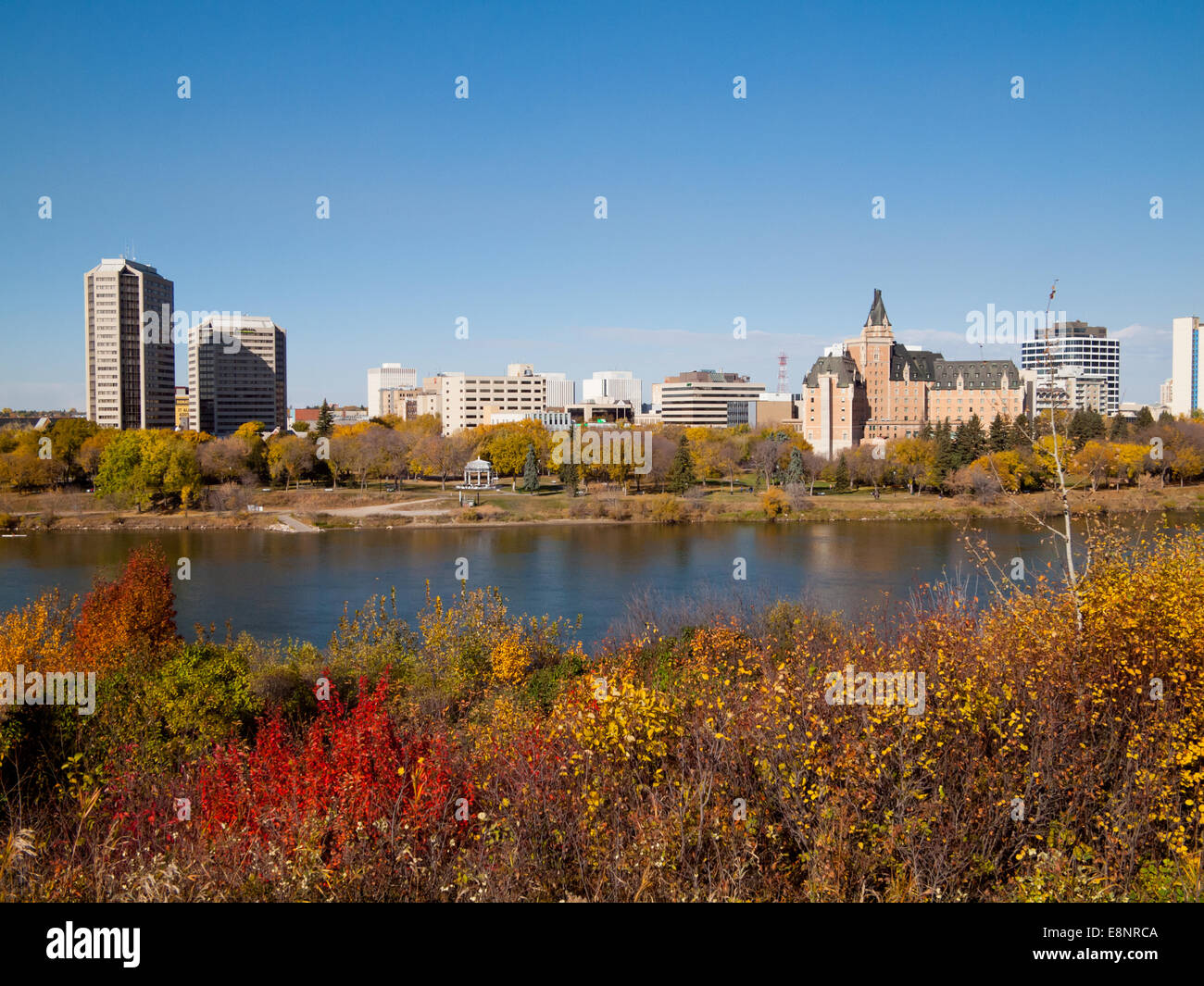 Ein Blick auf Downtown Saskatoon, das Delta Bessborough Hotel und South Saskatchewan River im Herbst (Herbst).  Saskatoon, Kanada. Stockfoto