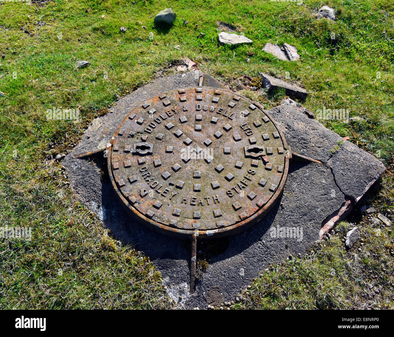 Schachtabdeckung aus eisen -Fotos und -Bildmaterial in hoher Auflösung –  Alamy