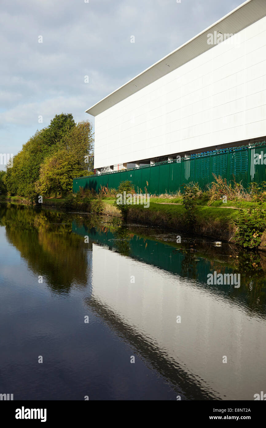 Moderne Lagerhalle von alten Liverpool Leeds-Kanal Stockfoto