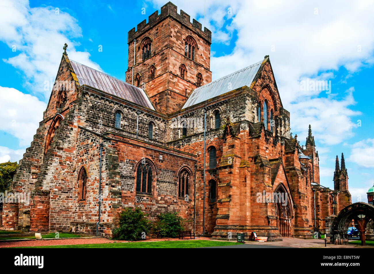 Sandstein rot und grau Backstein-Architektur von Carlisle Kathedrale zeigt Norman und gotischen Einfluss in seiner Struktur Stockfoto