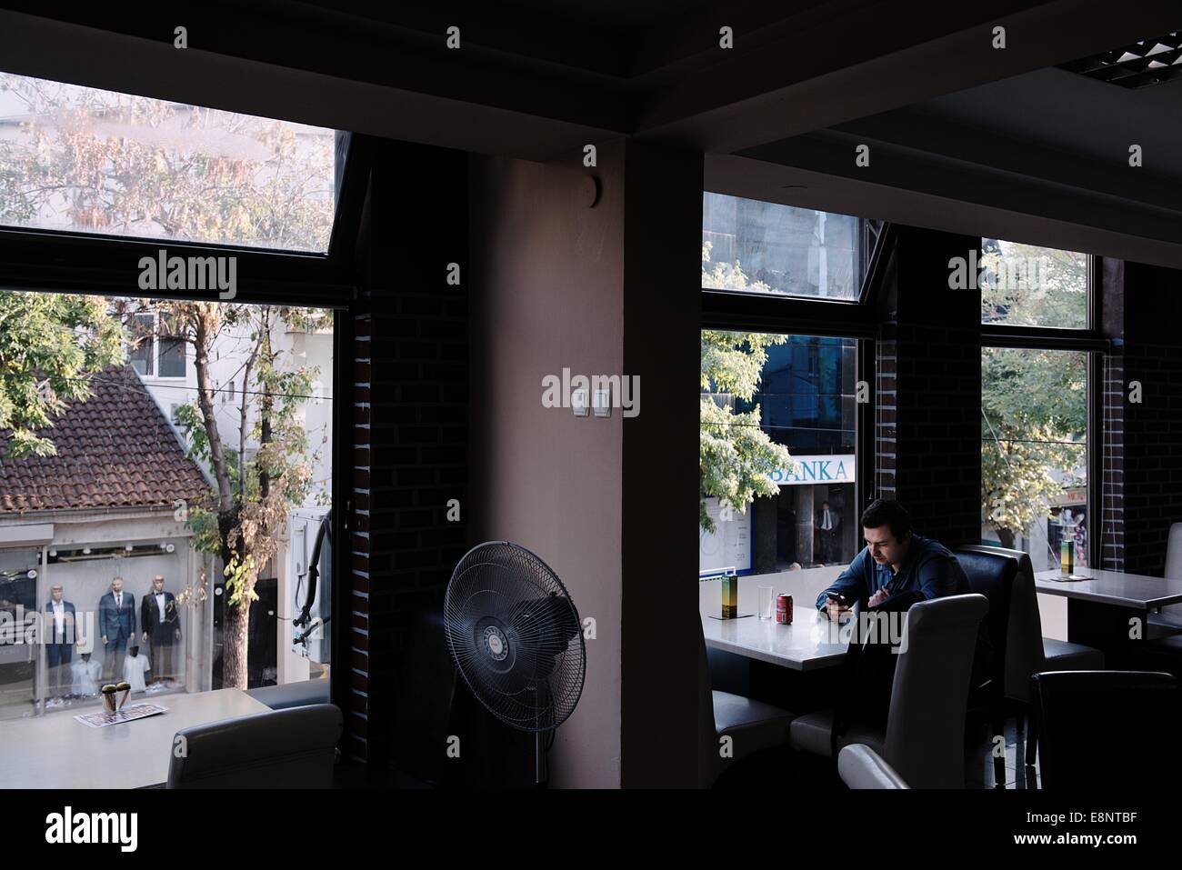 Ein Mann sitzt in einem Restaurant an der Hauptstadt Stadt Pristina im Kosovo Stockfoto