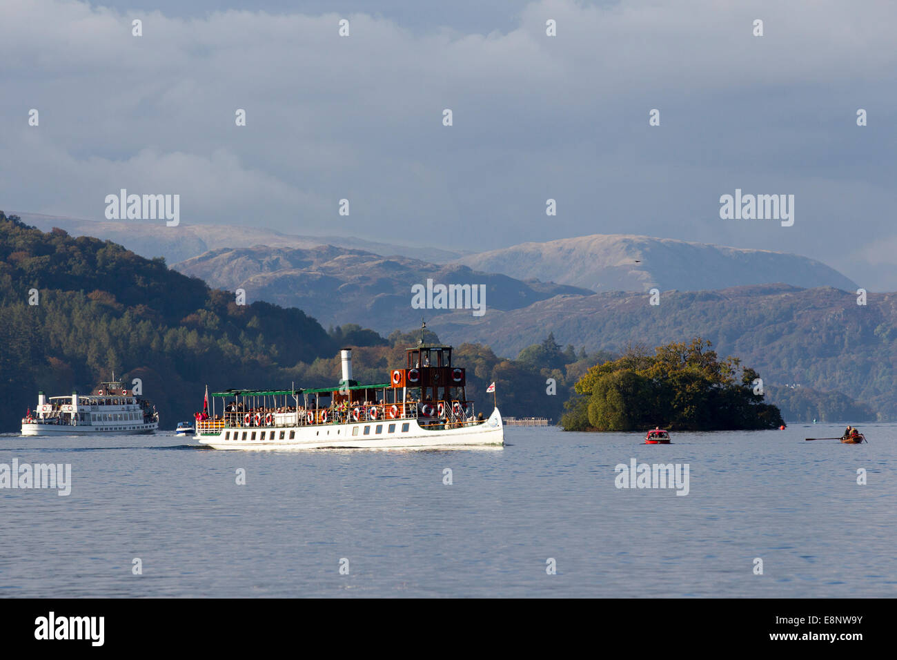 Lake Windermere, Cumbria, UK. 12. Oktober 2014. Herbstfärbung & Dampf Boot-MV-Tern, erbaut 1891, -Lake Windermere Credit: Gordon Shoosmith/Alamy Live News Stockfoto