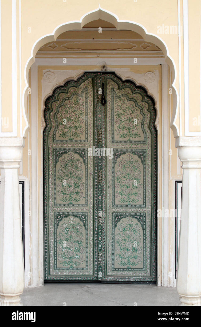 Reich verzierte Tür in das Stadtschloss in Jaipur, Indien Stockfoto
