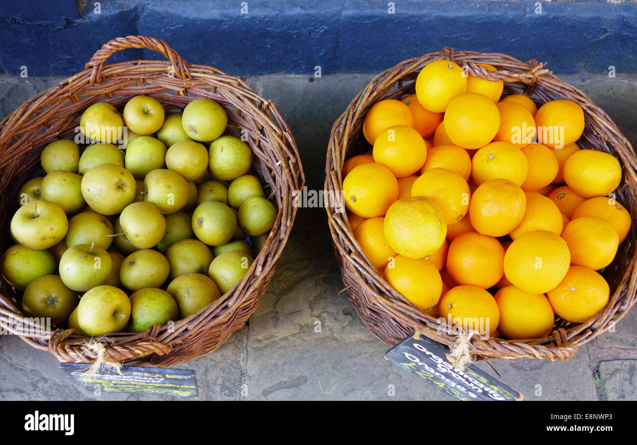 Obst Körbe mit Orangen und rotbraun Äpfel Stockfoto