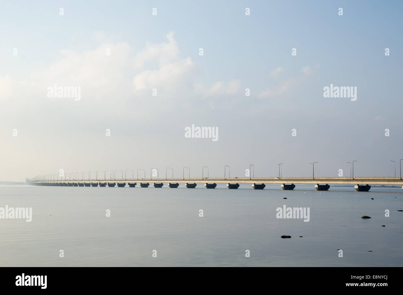 Nebel an der Öland-Brücke - Verbindung der schwedischen Insel Öland mit dem Festland Schweden Stockfoto
