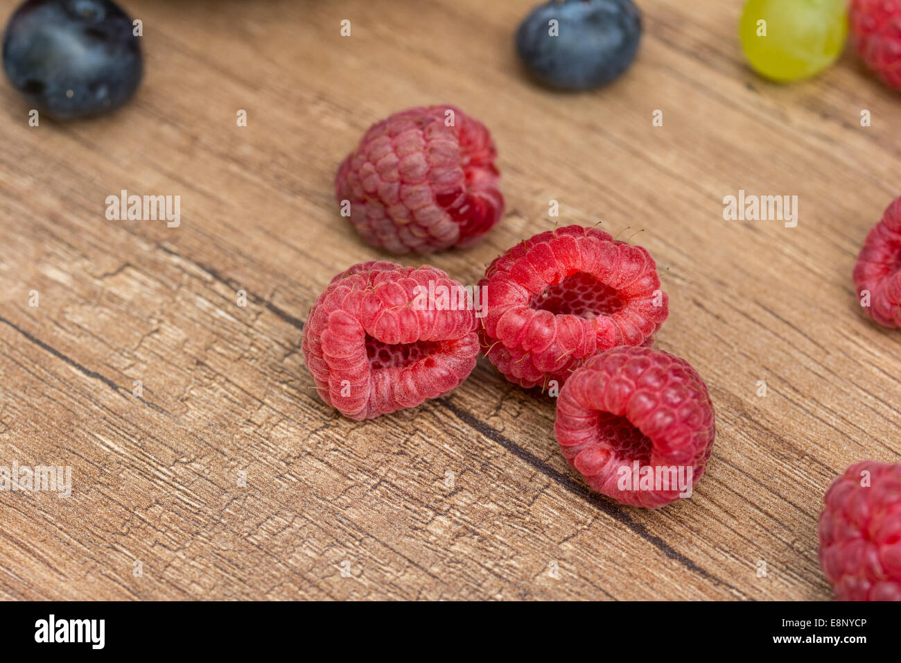Erdbeeren Sommerfrüchte auf Holztisch Stockfoto
