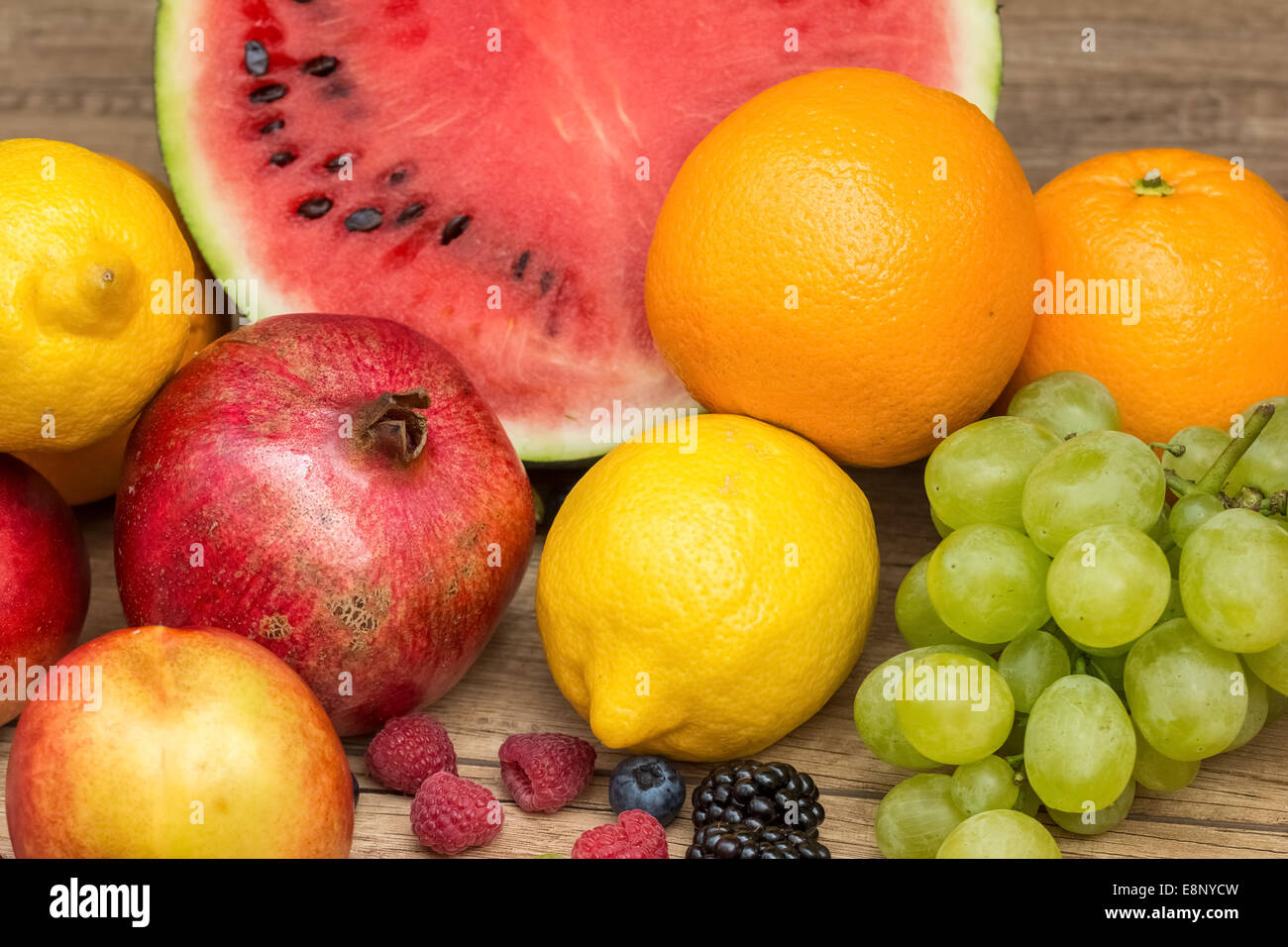 Frisches Bio-Obst auf Holztisch Stockfoto