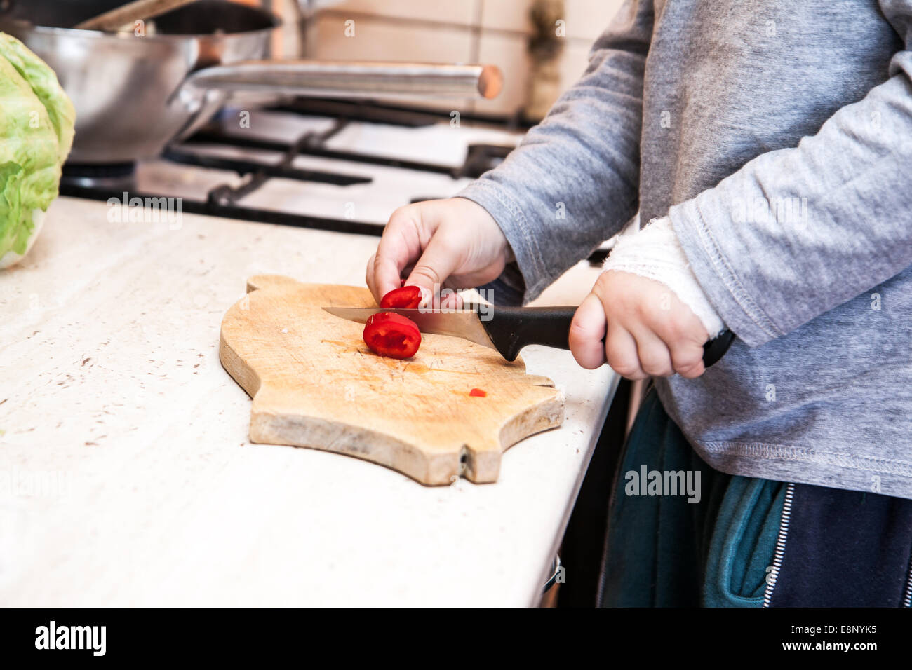 verwundet in der linken Hand Bandage jungen Schuss in der Küche zu Hause Stockfoto