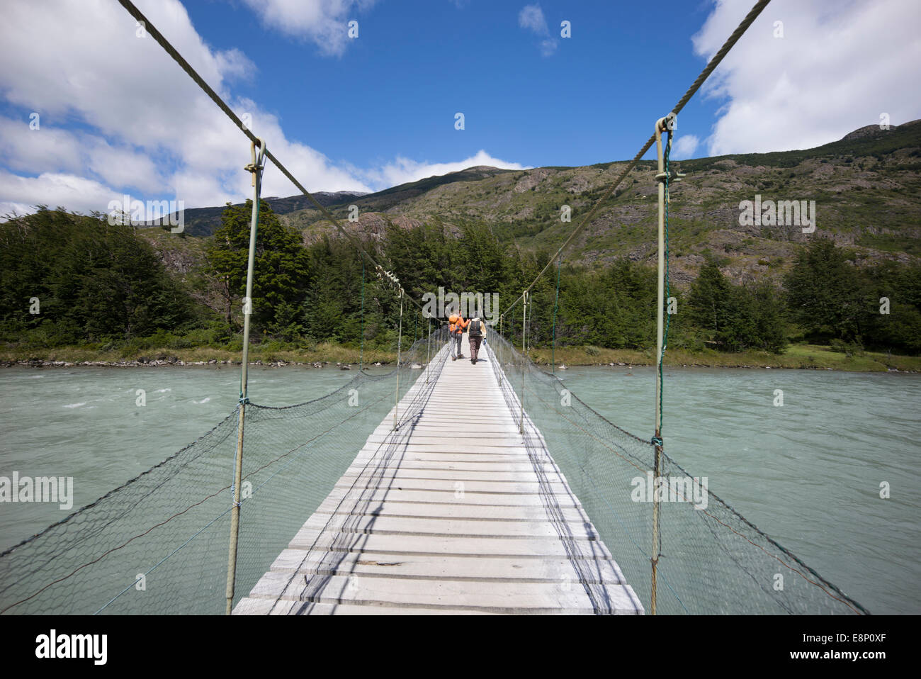 Hängebrücke überqueren Schmelzwasser vom Lago Grey, Patagonien, Chile. Stockfoto