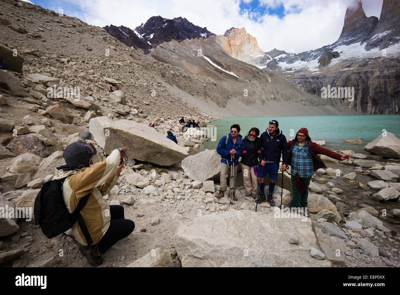 Touristen an der Basis der Türme, Torres del Paine-Bergkette, Patagonien, Chile, Südamerika. Stockfoto