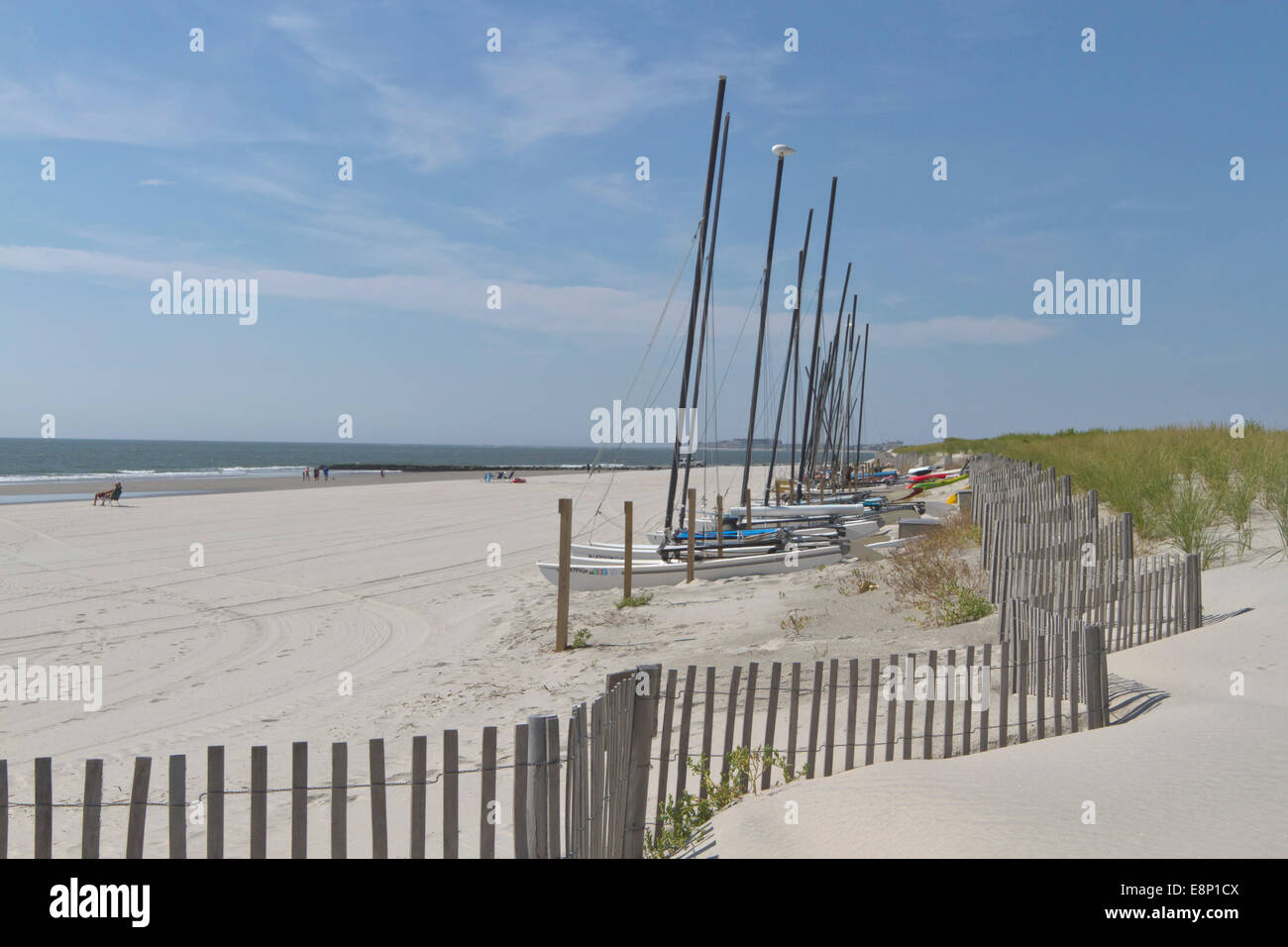 Eine Reihe von bunten Katamarane untätig in den Sand am 6. September 2014 an einem sonnigen Strand mit weit entfernten Menschen Stockfoto