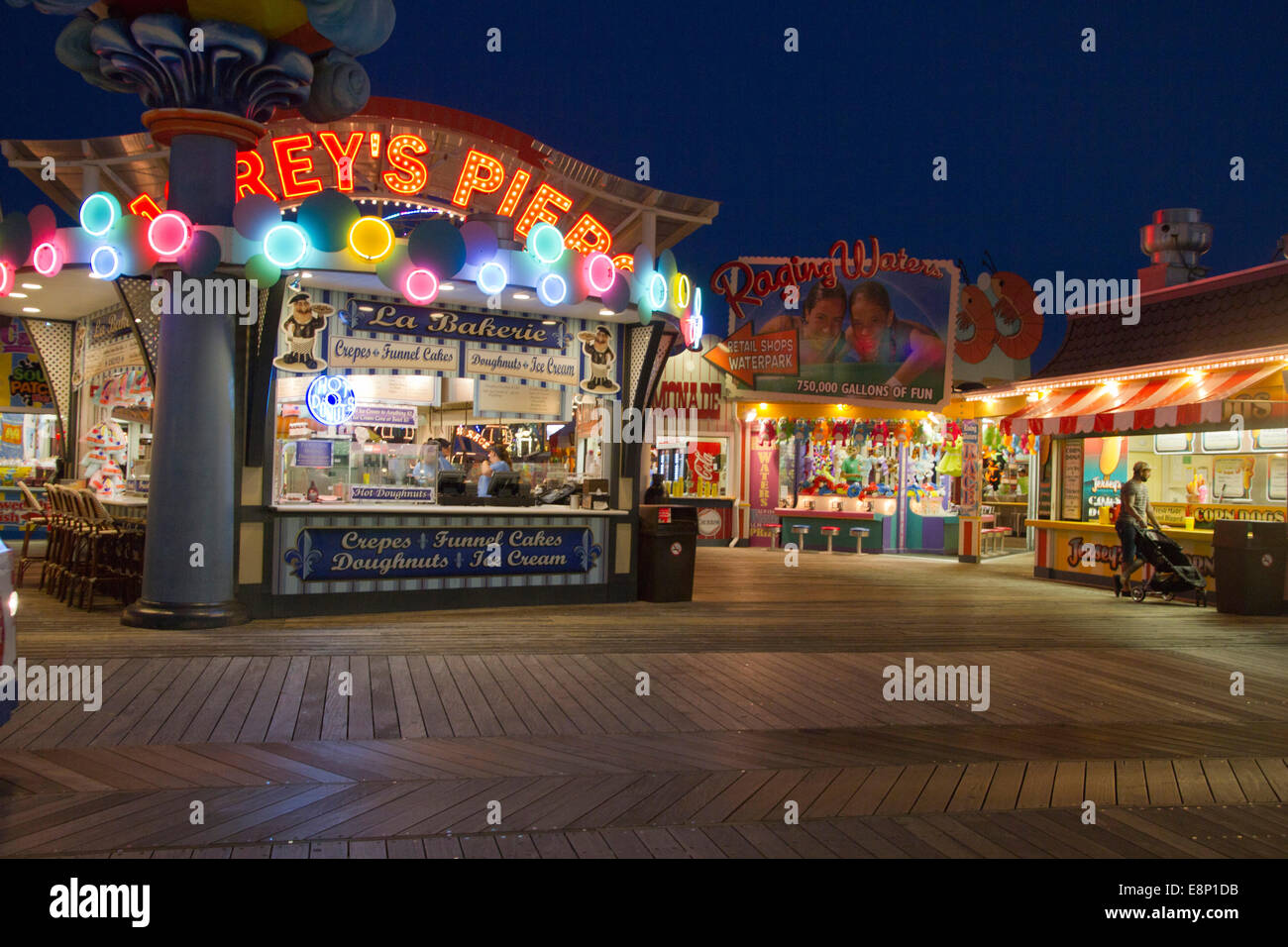 Wildwood, NJ, USA - 5. September 2014: Nachtaufnahme von Morey Piers auf der Wildwood-Promenade in New Jersey, ein Freizeitpark beach pier Stockfoto