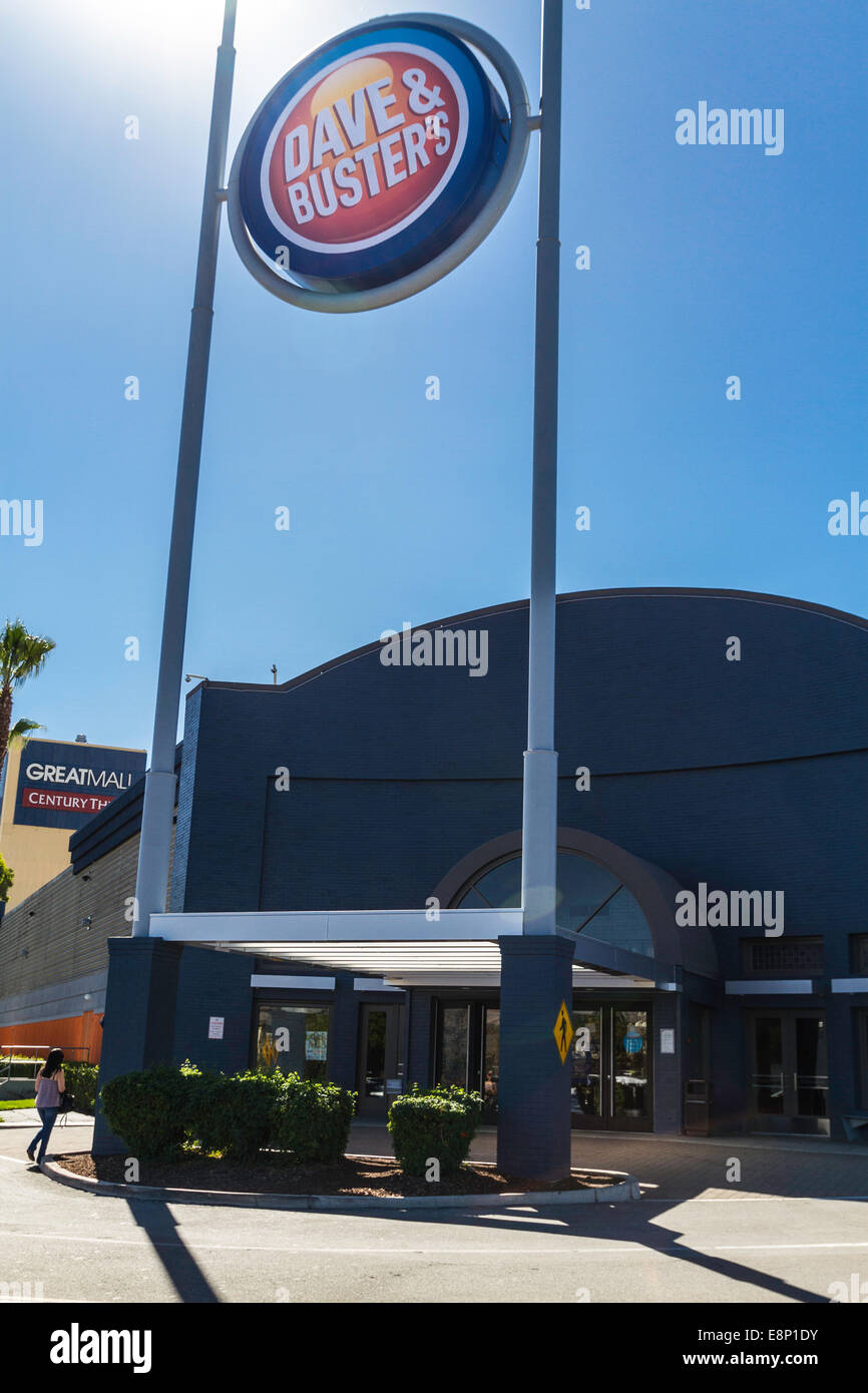 Ein Dave und Busters in der Great Mall in Milpitas, Kalifornien.  Dave und Busters ging nur mit einem IPO Stockfoto