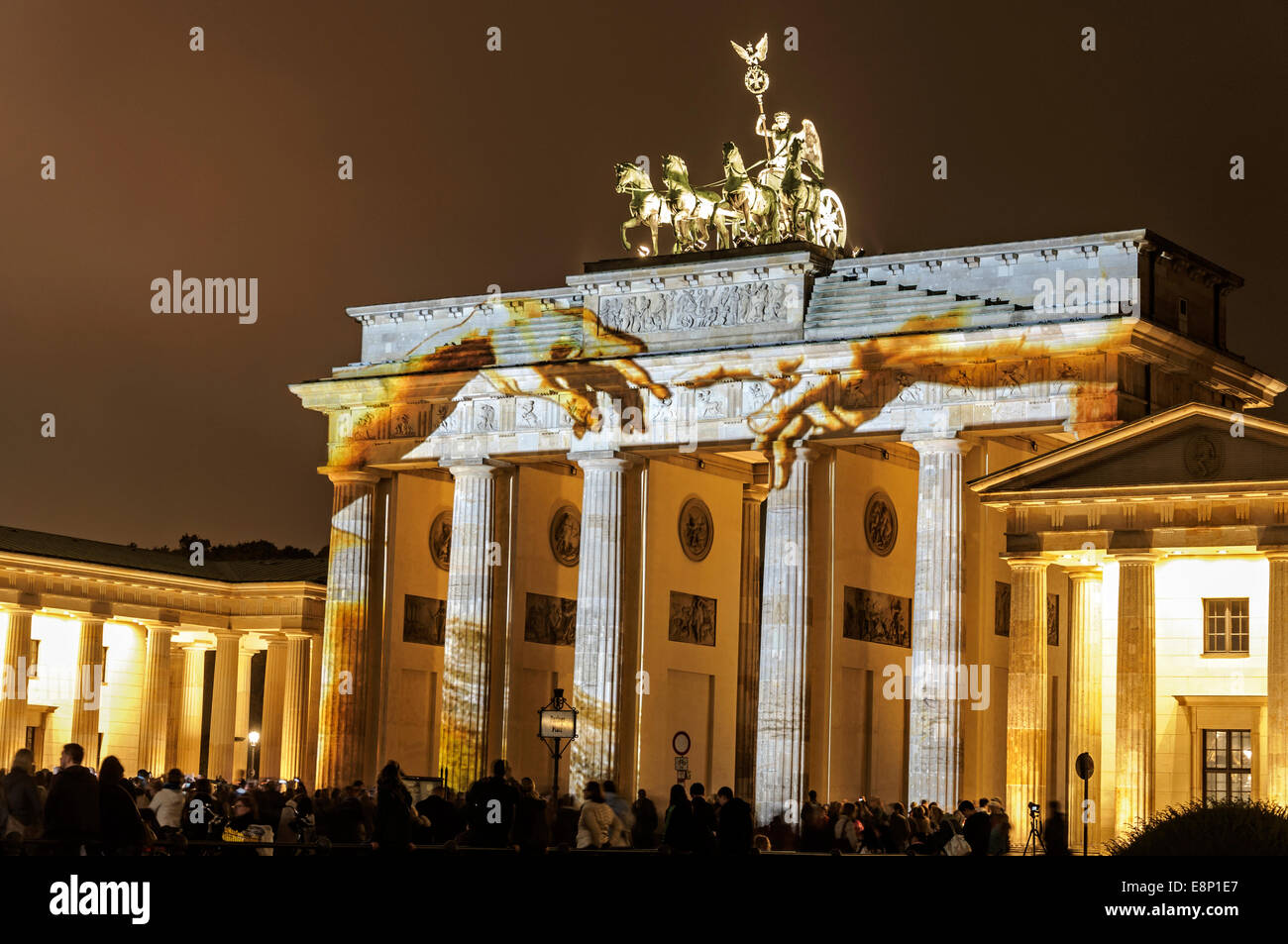 eine Menge Leute bewundern das Festival of Lights, das illuminierte Brandenburger Tor in Berlin redaktionelle Nutzung Stockfoto