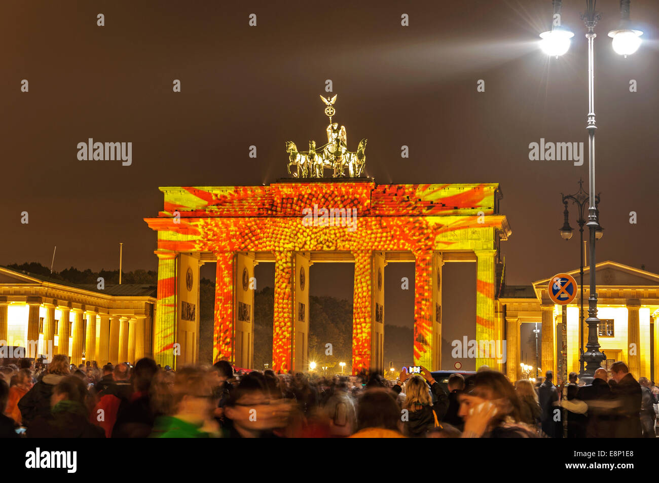 eine Menge Leute bewundern das Festival of Lights, das illuminierte Brandenburger Tor in Berlin zur redaktionellen Verwendung Stockfoto