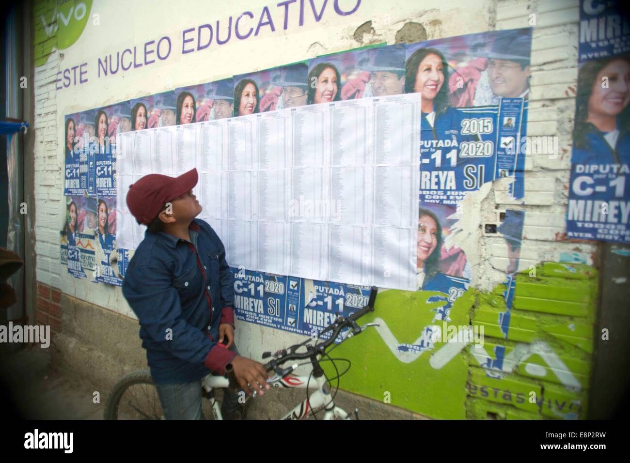 El Alto, Bolivien. 12. Oktober 2014. Ein Junge beobachtet eine Wahlliste an einer Schule in der Stadt El Alto, Bolivien, am 12. Oktober 2014. Millionen von Bolivianer gegossen ihre Stimmen in allgemeinen Wahlen für einen neuen Präsidenten und staatliche Gesetzgeber am Sonntag. Bildnachweis: David De La Paz/Xinhua/Alamy Live News Stockfoto