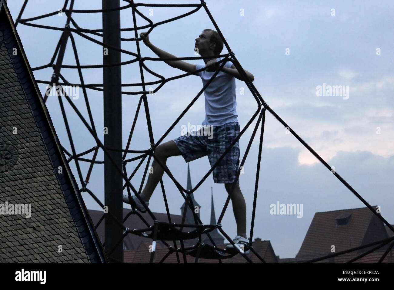 Streben nach Erfolg. Junger Mann klettert das Seil-Pyramide Stockfoto
