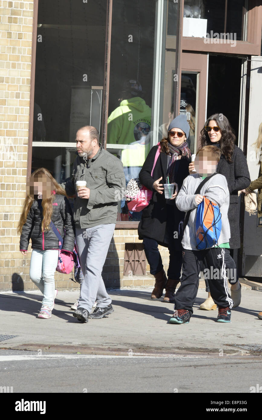 Die Spaten Philip Seymour Hoffman Partner Mimi O Donnell Nimmt Ihre Kinder Mit In Die Schule Mimi O Donnell Wo New York City Usa 9 April 2014 Stockfotografie Alamy