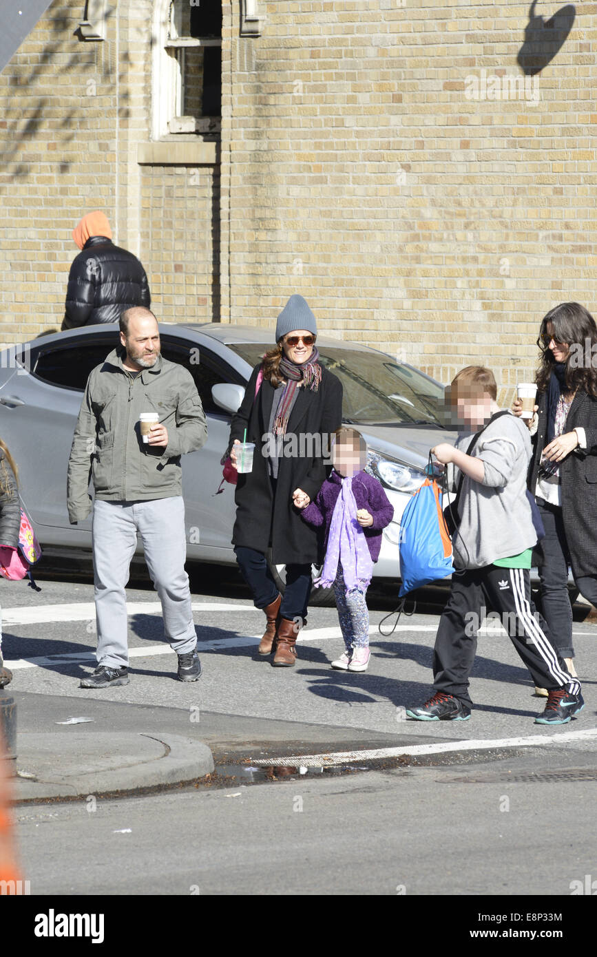 Die Spaten Philip Seymour Hoffman Partner Mimi O Donnell Nimmt Ihre Kinder Mit In Die Schule Mimi O Donnell Wo New York City Usa 9 April 2014 Stockfotografie Alamy