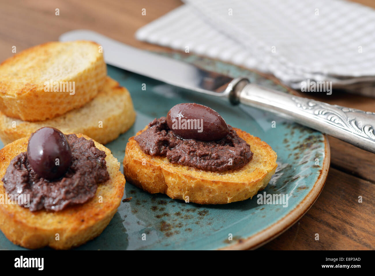 Brot mit Oliven Pastete auf Platte Closeup. Griechische Küche Stockfoto