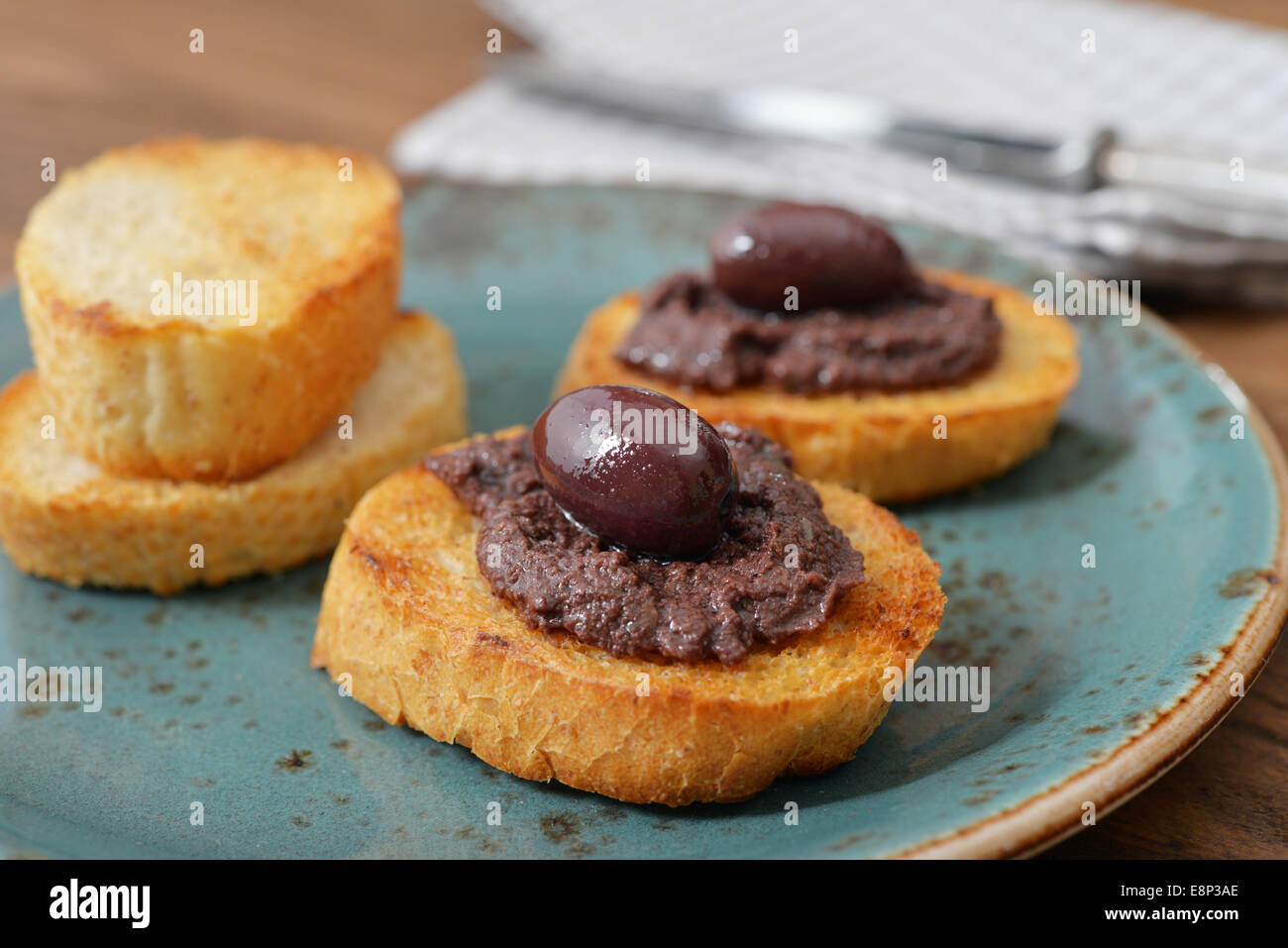 Brot mit Oliven Pastete auf Platte Closeup. Griechische Küche Stockfoto