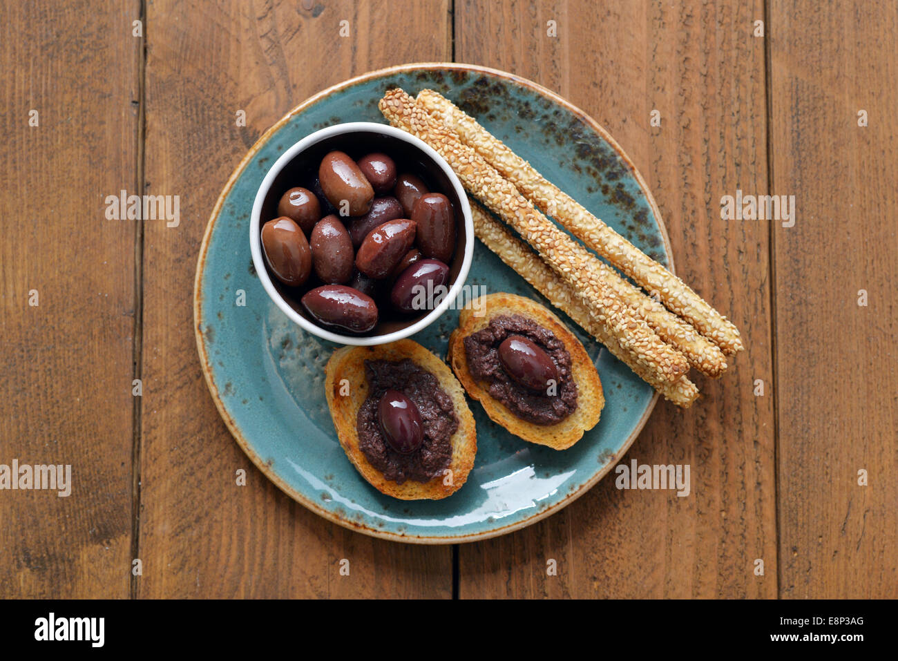 Brot mit Oliven Pastete auf Platte Closeup. Griechische Küche Stockfoto