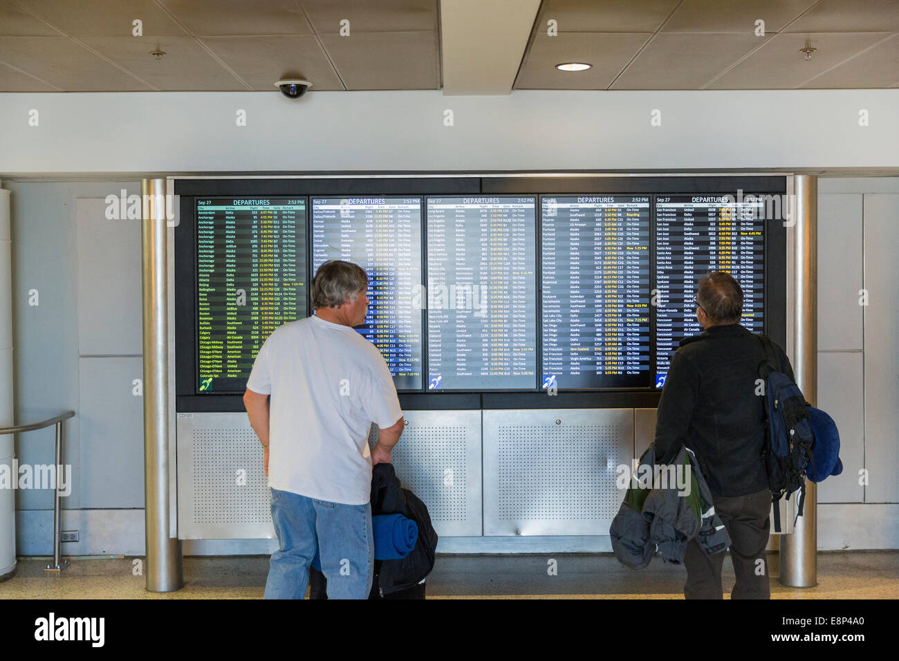 Ankünfte / Abflüge Informationen auf LCD-Sreens am Flughafen angezeigt wird Stockfoto