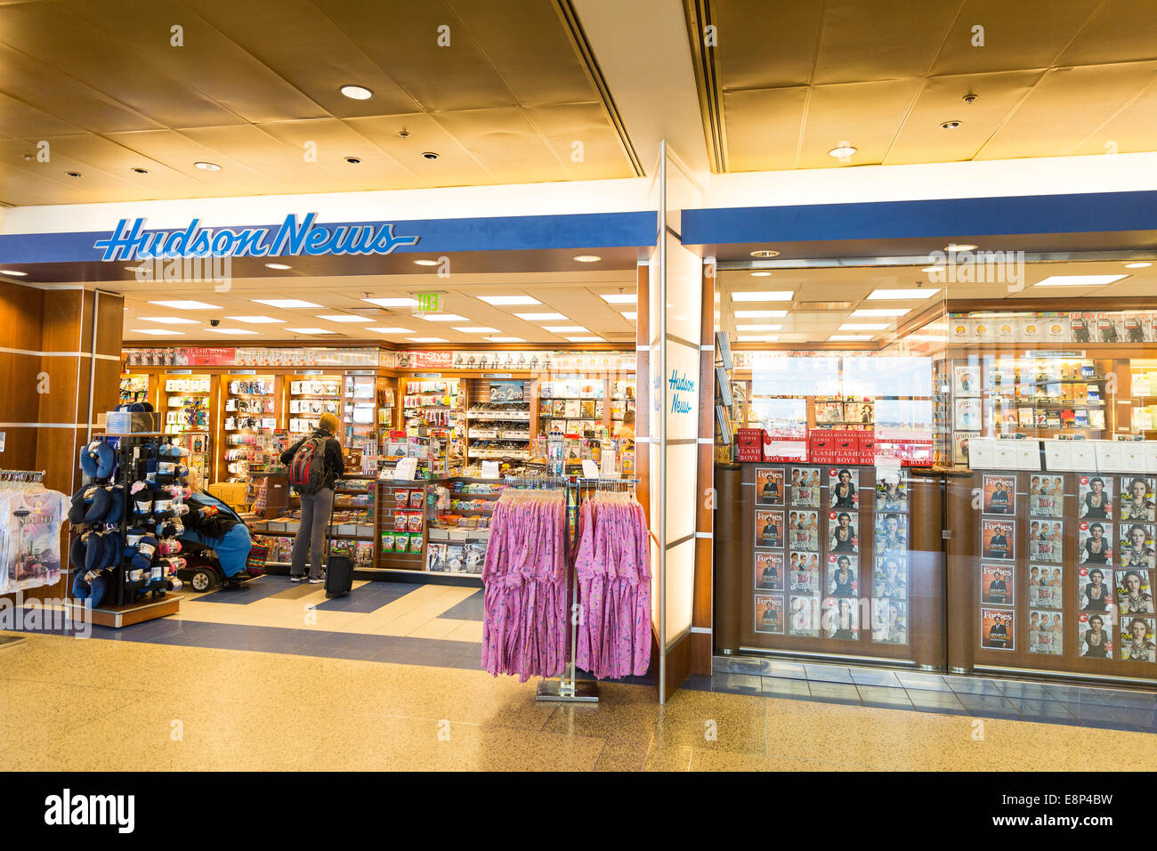 Kiosk Einzelhandelskette, Hudson News, befindet sich in der Alaska Airlines Terminal am Seattle-Tacoma International Airport, Meer Stockfoto