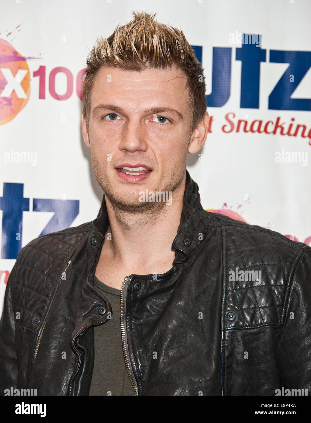 Bala Cynwyd, Pennsylvania, USA. 12. Oktober 2014. Nick Carter der amerikanischen Pop-Rock-Duo Nick & Ritter Posen im Mix 106 Performance Theatre am 12. Oktober 2014 in Bala Cynwyd, Pennsylvania, USA. Bildnachweis: Paul Froggatt/Alamy Live-Nachrichten Stockfoto