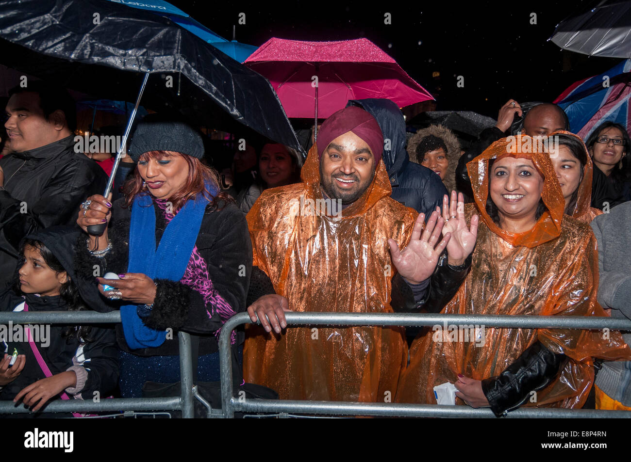 London, UK, 12. Oktober 2014.  Obwohl es Starkregen gab, versammelten sich Tausende auf dem Trafalgar Square, die jährliche Diwali-fest zu feiern und Bühnenauftritte von traditioneller und zeitgenössischer Musik und Tanz zu genießen.    Bildnachweis: Stephen Chung/Alamy Live-Nachrichten Stockfoto