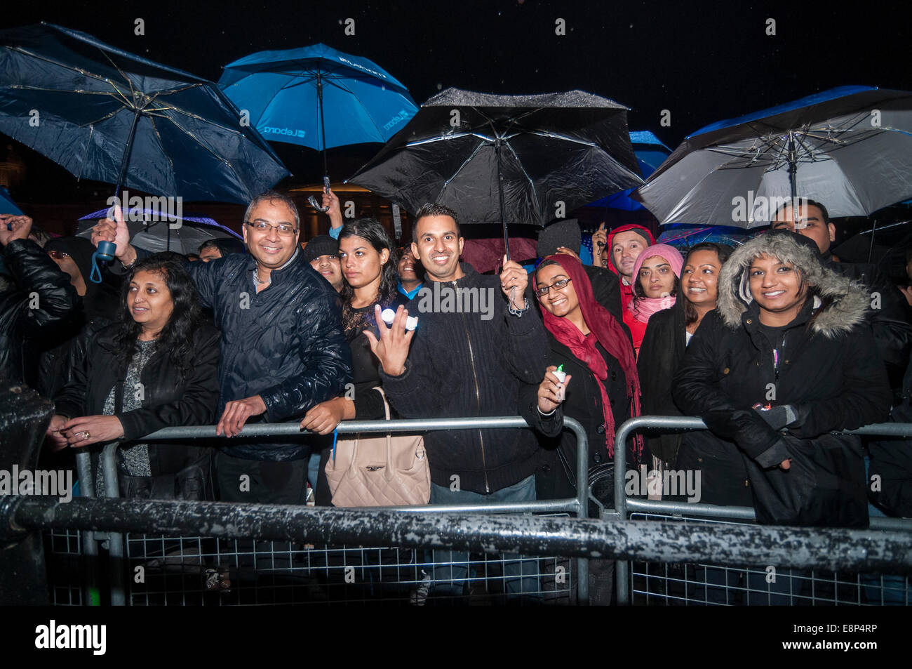 London, UK, 12. Oktober 2014.  Obwohl es Starkregen gab, versammelten sich Tausende auf dem Trafalgar Square, die jährliche Diwali-fest zu feiern und Bühnenauftritte von traditioneller und zeitgenössischer Musik und Tanz zu genießen.    Bildnachweis: Stephen Chung/Alamy Live-Nachrichten Stockfoto