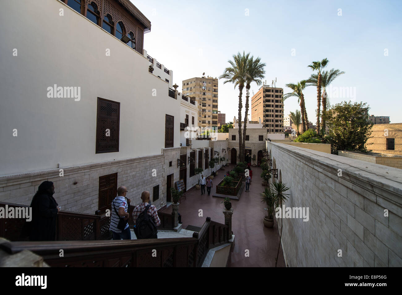 Kairo, Ägypten. 12. Oktober 2014. Touristen gehen Sie die Treppe der hängenden koptischen Kirche in Kairo, Ägypten, 12. Oktober 2014. Die Jahrhunderte alte Kirche wurde am 11. Oktober nach 16 Jahren der Renovierung wiedereröffnet. Bildnachweis: Pan-Chaoyue/Xinhua/Alamy Live-Nachrichten Stockfoto