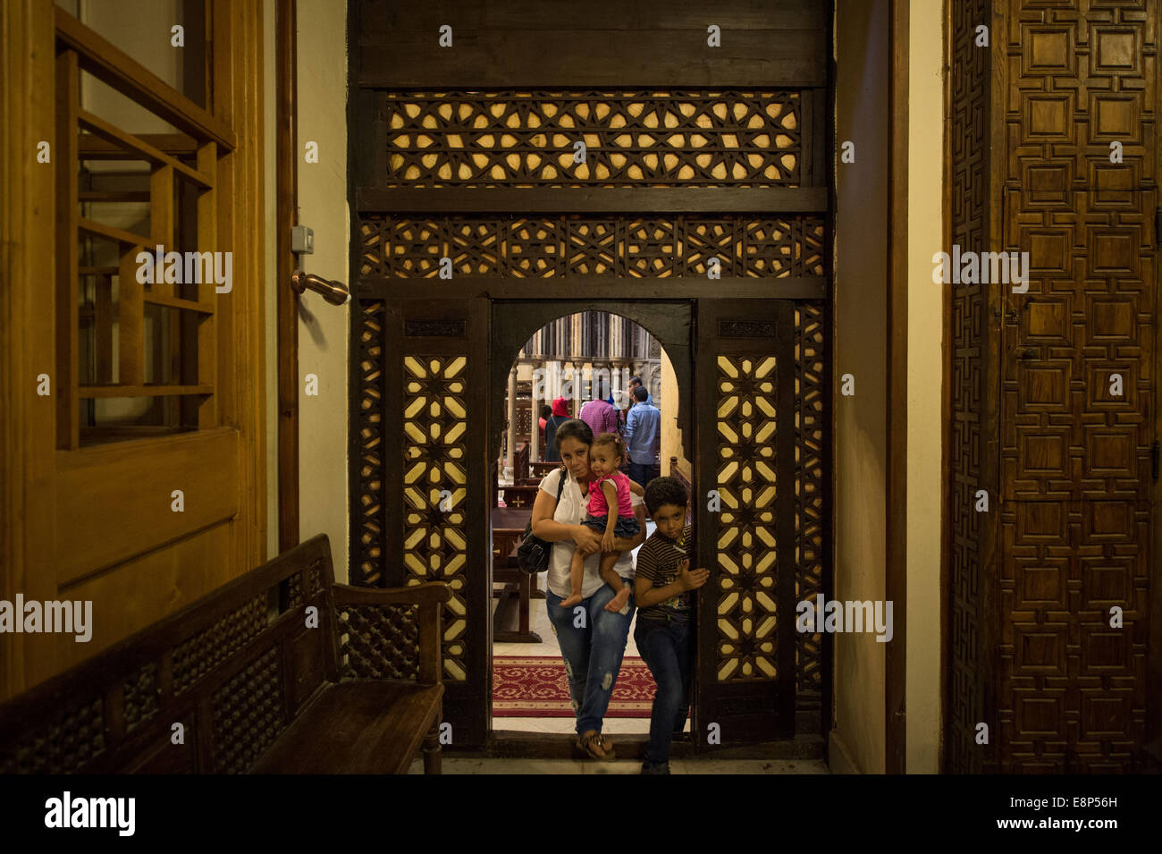 Kairo, Ägypten. 12. Oktober 2014. Menschen geben Sie hängende koptischen Kirche in Kairo, Ägypten, 12. Oktober 2014. Die Jahrhunderte alte Kirche wurde am 11. Oktober nach 16 Jahren der Renovierung wiedereröffnet. Bildnachweis: Pan-Chaoyue/Xinhua/Alamy Live-Nachrichten Stockfoto