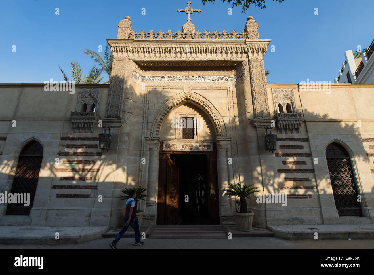 Kairo, Ägypten. 12. Oktober 2014. Ein Mann betritt die hängenden koptischen Kirche in Kairo, Ägypten, 12. Oktober 2014. Die Jahrhunderte alte Kirche wurde am 11. Oktober nach 16 Jahren der Renovierung wiedereröffnet. Bildnachweis: Pan-Chaoyue/Xinhua/Alamy Live-Nachrichten Stockfoto