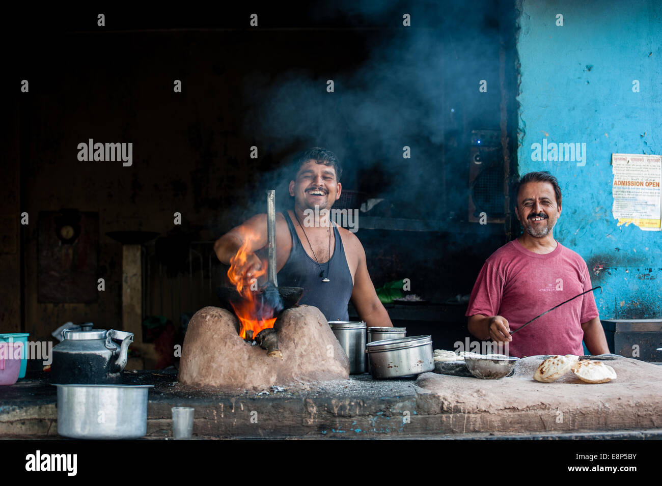 Cook ist die Zubereitung von Speisen auf Autobahn Dhaba. Stockfoto