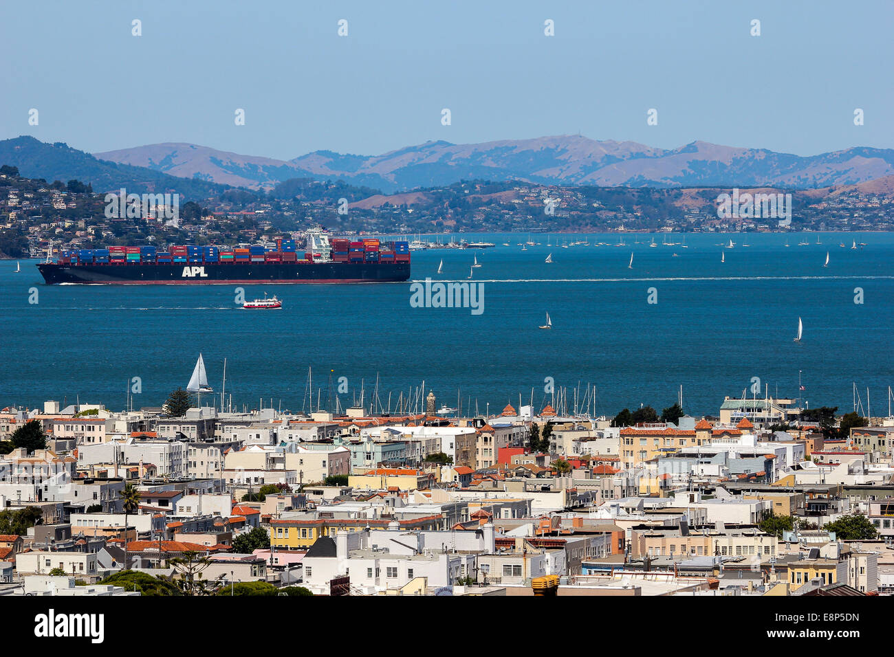 Blick auf ein Containerschiff in der Bucht von San Francisco aus der Nachbarschaft von Pacific Heights Stockfoto