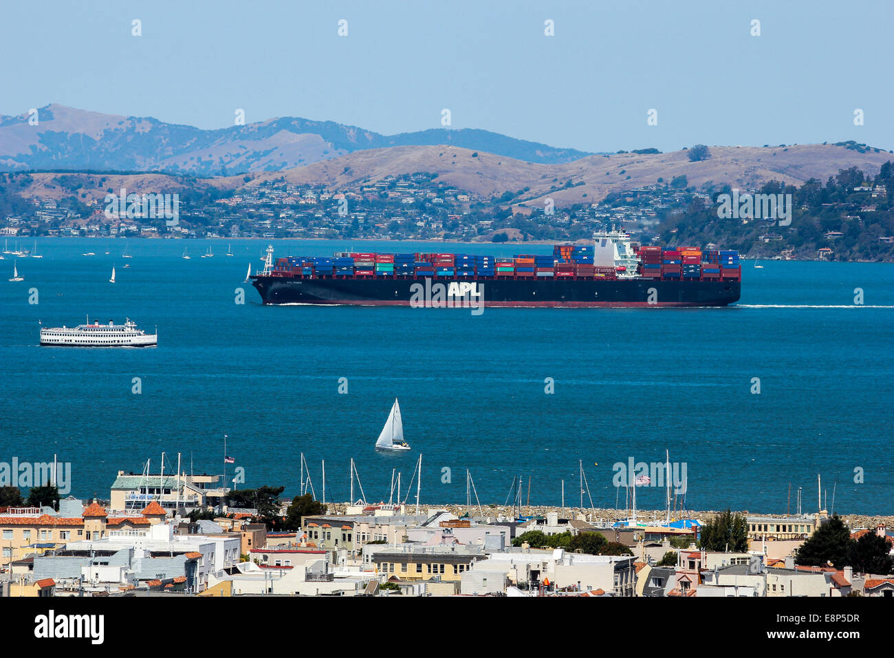 Blick auf ein Containerschiff in der Bucht von San Francisco aus der Nachbarschaft von Pacific Heights. Stockfoto